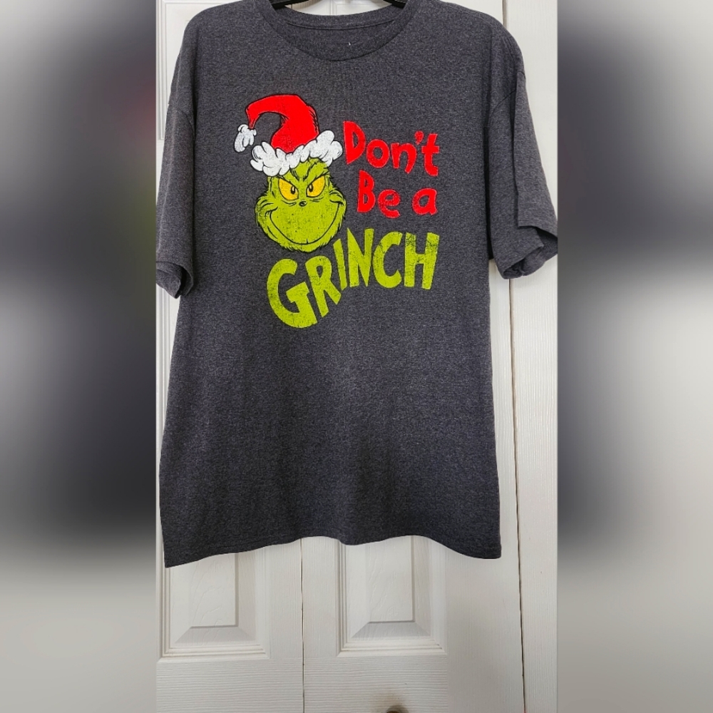 Dr. Suess Grinch  T-Shirt in  XL delicately used NO rips, stains, or flaws !